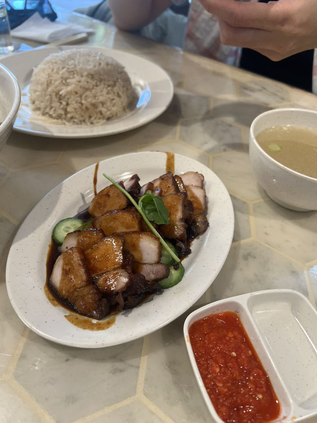 雞王 Gai Wong —— 雞的確係王，叉燒燒肉就一般啦