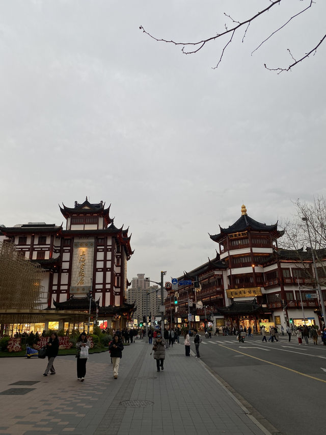 Yuyuan Old Street – เดินลุยฝน จิบชาร้อน ชมเมือง