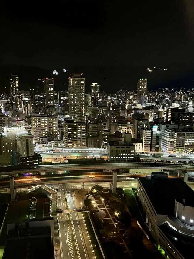 神戶港塔-神戶的地標性建築，日夜擁有不同的美