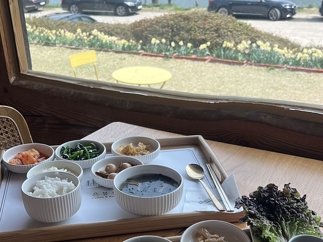 식당에 상주 하는 강아지와 뛰어놀며 백반을 먹을수 있는 가성비 맛집