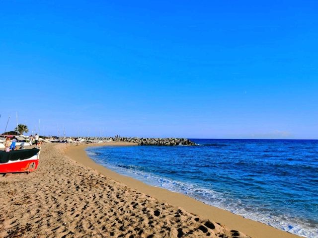 在巴塞隆納的Maresme海岸發現了像San Pol de Mar這樣的旅遊小鎮