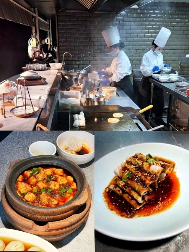 🌶️ Spicy Magic: Enjoy a remarkable Sichuan food experience with local friends.🍲🔥🍗🍜