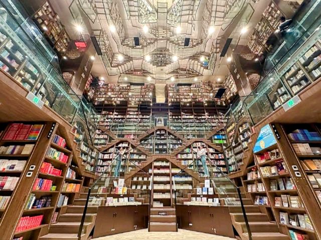 四川 | 重慶鍾書閣，彷如走入霍格華茲的魔法書店