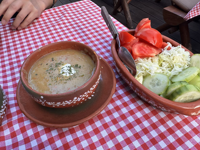 【Zavičaj Balkanska｜ベオグラードで本格セルビア料理を味わう】 地元でも人気のレストラン。