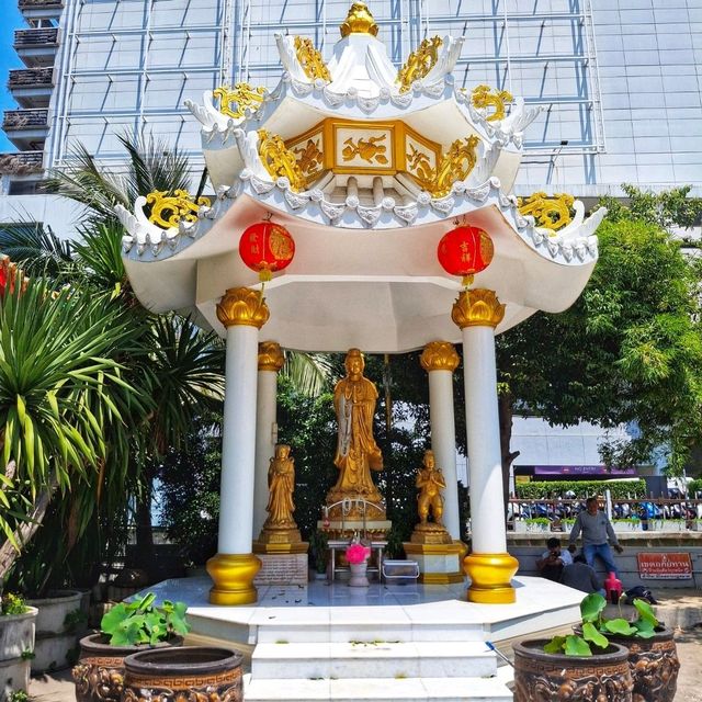 กราบขอพรหลวงพ่อโตในอุโบสถสวย