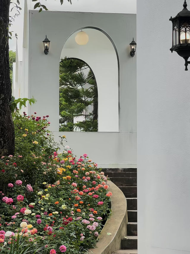 Fleur Cafe & Eatery คาเฟ่สไตล์สวนอังกฤษในแม่ริม
