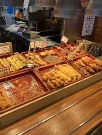 🍜機場裡的平價飽足感！那霸空港「はなまるうどん」烏龍麵與炸物自由搭配超滿足