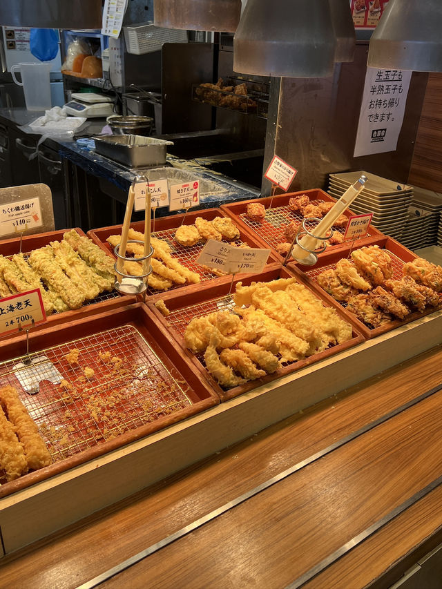 🍜機場裡的平價飽足感！那霸空港「はなまるうどん」烏龍麵與炸物自由搭配超滿足