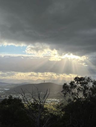 전쟁 기념관과 마운트 에인슬리의 역사 살펴보기
