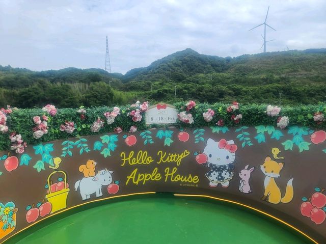 헬로키티의 섬 아와지시마! Hello Kitty Show Box(HELLO KITTY APPLE HOUSE)