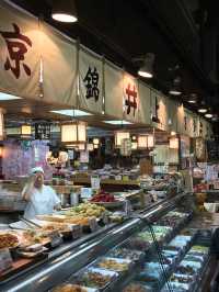 京都景點必去—🍢 錦市場｜京都人的廚房，美食控的天堂小巷 