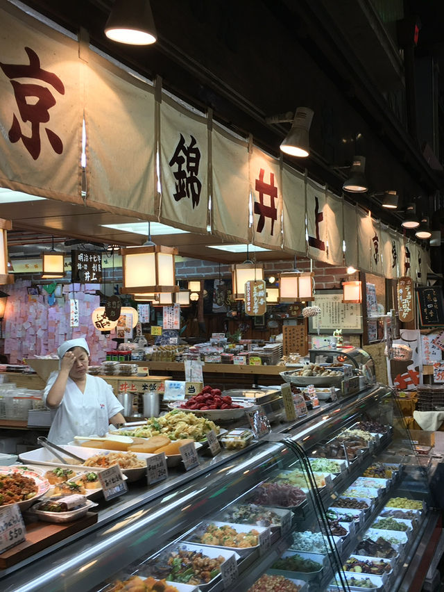 京都景點必去—🍢 錦市場｜京都人的廚房，美食控的天堂小巷 