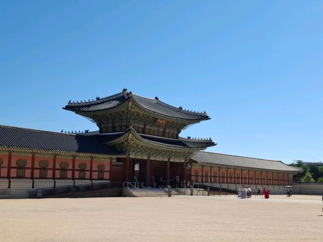 氣勢恢宏的光化門正對著你，彷彿一秒穿越回朝鮮王朝！