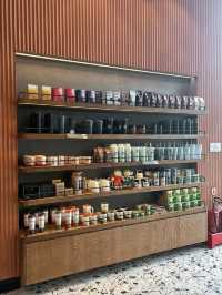 Starbucks Lotte Liễu Giai offers a familiar
