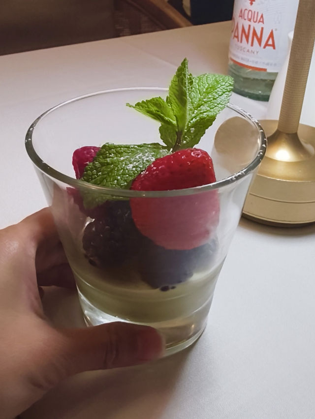 望著維港景享用高級意大利菜