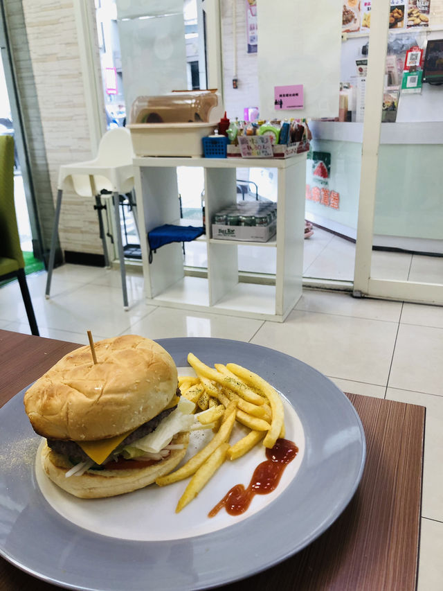 很美味的漢堡包🍔薯條🍟的早餐🍳