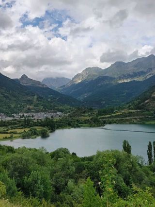 Embalse de Lanuza의 호수 풍경