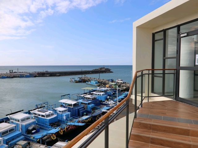 位於屏東車城海口沙灘的「看海美術館」，是一座以大海為背景的獨特藝術展館。
