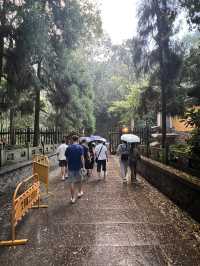 這座高僧云集,儒釋交融,珍藏著眾多文物,藏經千卷,連金庸小說筆下的《書劍恩仇錄》及《射雕英雄傳》,陳家洛及郭靖、黃蓉均曾出現此間。這座千年古剎,實在家喻戶曉,地位顯赫。今天特意到訪,適逢秋雨,更覺這座