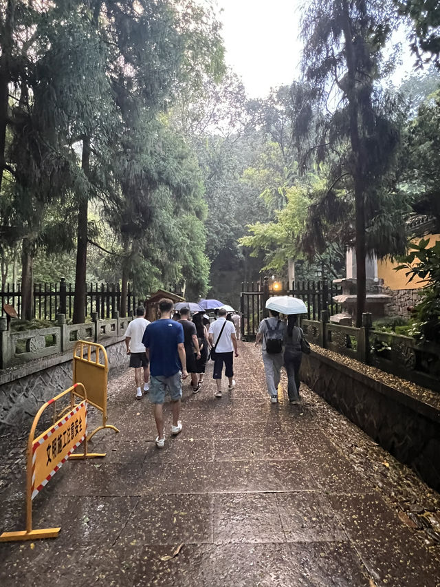 這座高僧云集,儒釋交融,珍藏著眾多文物,藏經千卷,連金庸小說筆下的《書劍恩仇錄》及《射雕英雄傳》,陳家洛及郭靖、黃蓉均曾出現此間。這座千年古剎,實在家喻戶曉,地位顯赫。今天特意到訪,適逢秋雨,更覺這座 這座高僧云集,儒釋交融,珍藏著眾多文物,藏經千卷,連金庸小說筆下的《書劍恩仇錄》及《射雕英雄傳》,陳家洛及郭靖、黃蓉均曾出現此間。這座千年古剎,實在家喻戶曉,地位顯赫。今天特意到訪,適逢秋雨,更覺這座