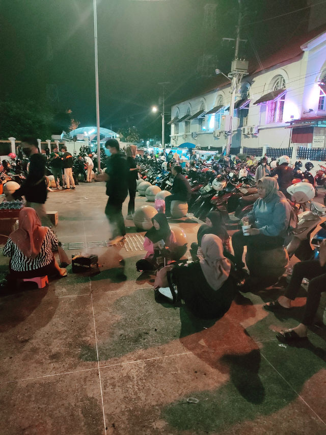 Malioboro Street, Jogjakarta: A Street-Level Feast of Culture and Charcoal