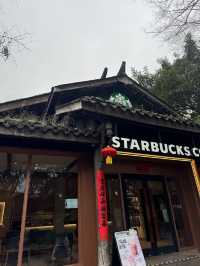 《黃龍溪  星巴克季節蛋糕｜粉雪落盤似花雨，古街一隅嚐春光》