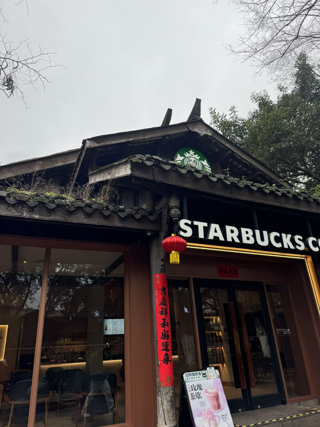 《黃龍溪  星巴克季節蛋糕｜粉雪落盤似花雨，古街一隅嚐春光》