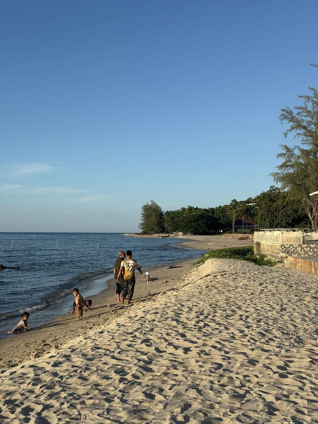 หาดสะกอมริมถนนใหญ่ น้ำสวยใสสะอาด 🌊