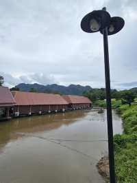 พามานอนแพริมแม่น้ำแควน้อย กาญจนบุรี