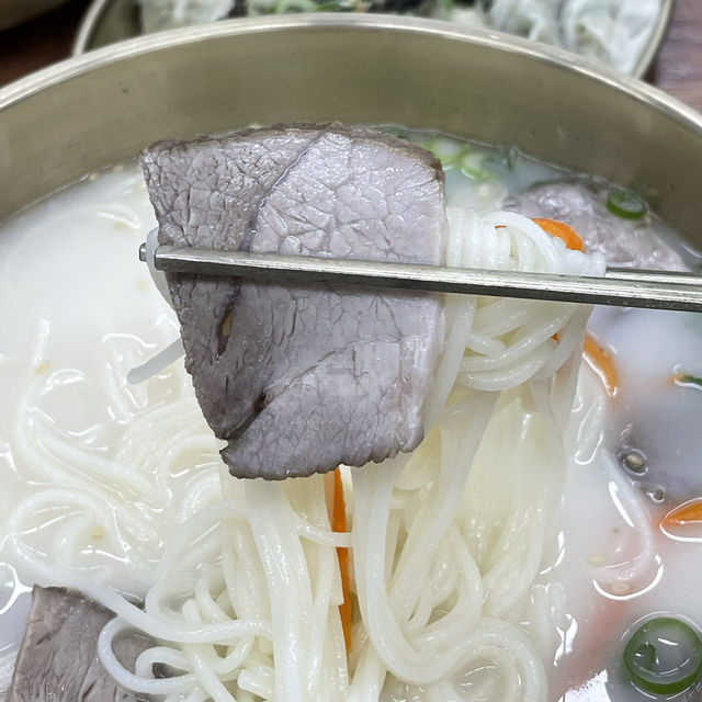 추석여행 셋째 날 아침! 현지인들이 추천해 준 찐 고기국수 맛집으로 해장 완료! 🧡 추석여행 셋째 날 아침! 현지인들이 추천해 준 찐 고기국수 맛집으로 해장 완료! 🧡