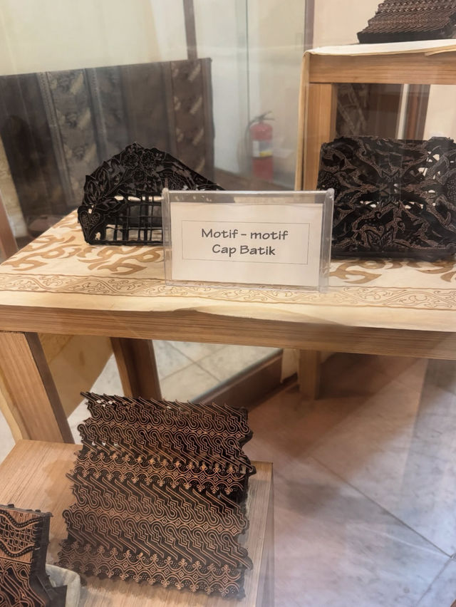 Batik, identitas dan warisan bangsa.