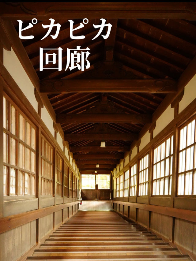 7つの建物を結ぶ回廊 階段だけじゃなく、格子から見える世界が素晴らしい