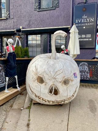 กำลังมองหาจุดถ่ายภาพฤดูใบไม้ร่วงที่ทั้งสวยงามและเต็มไปด้วยศิลปะอยู่ใช่ไหม? ทริปนี้จะพาคุณไปที่แคลร์มอร์และย่านใจกลางเมืองเอลอราที่มีบรรยากาศสุดอลังการ ธีมฮาโลวีนนี้จะทำให้คุณรู้สึกเหมือนหลุดเข้าไปในฤดูใบไม้ร่วง! เข้าชมฟรีตลอดเส้นทาง เดินเล่นชิลล์ๆ โอกาสถ่ายภาพครั้งนี้คุ้มค่าสุดๆ ธรรมชาติ x มนุษยชาติ x ความคิดสร้างสรรค์ ทุกมุมถนนล้วนคุ้มค่าแก่การแวะชม

ไฮไลท์ของทริป

เดินเล่นในย่านใจกลางเมืองเอลอรา
ทริปที่ห้ามพลาด: ขับรถจากแคลร์มอร์ไปยังเอลอรา แล้วเดินเล่นรอบใจกลางเมืองเอลอรา ไม่ต้องซื้อตั๋ว แค่สั่งอาหารก็สัมผัสบรรยากาศเมืองที่แท้จริงได้แล้ว ร้านค้าริมถนนถูกแทนที่ด้วยของตกแต่งธีมฮาโลวีนมากมาย ทั้งฟักทอง ฟาง และบางร้านยังมีรูปปั้นกะโหลกสุดอลังการตั้งโชว์อยู่หน้าประตู! ใครชอบถ่ายรูป ควรเผื่อเวลาไว้ถ่ายรูปให้มากขึ้น เพราะทุกถนนมีเซอร์ไพรส์ใหม่ๆ เสมอ

ประติมากรรมไม้และฟักทองประดับตกแต่ง
ขอแนะนำให้ถ่ายรูปด้านหน้าประติมากรรมไม้บนถนนสายหลัก ซึ่งตกแต่งด้วยรูปปั้นม้าขาว กองฟักทองและฟาง ประดับประดาด้วยดอกไม้และต้นไม้อื่นๆ ฉากหลังเป็นย่านที่อยู่อาศัย สถาปัตยกรรมสมัยใหม่ช่วยเสริมบรรยากาศแบบมนุษยนิยม ทำให้ภาพรวมดูอบอุ่นเป็นพิเศษ เจ้าของร้านมีความกระตือรือร้นอย่างมาก หลายคนยินดีแบ่งปันแรงบันดาลใจในการตกแต่งให้กับคุณ

ร้านดอกไม้และงานศิลปะเฉพาะทางในเมืองเล็กๆ
บางครั้งคุณอาจพบร้านดอกไม้เล็กๆ และร้านขายงานศิลปะบนถนน Elora และขอแนะนำให้ลองแวะชมงานฝีมือท้องถิ่น พบกับรูปปั้นเป็ด นก และช่อดอกไม้ที่ประณีตบรรจง คุณสามารถหาของขวัญหรือของตกแต่งที่ถูกใจได้ บางร้านยังมีเวิร์กช็อปเปิดทำการ หากสนใจสามารถสอบถามล่วงหน้าได้

เคล็ดลับหลังการใช้
จากความรู้สึกที่ยิ่งใหญ่ที่สุดหลังจากได้ลอง: การช้อปปิ้งในย่านดาวน์ทาวน์ของ Elora เป็นกิจกรรมที่ผ่อนคลายสุดๆ เดินป่า ถ่ายรูป ช้อปปิ้งได้ง่ายๆ ไม่ต้องพกกระเป๋าสตางค์ และสามารถสัมผัสได้ถึงความเป็นเมืองเล็กๆ ได้ตลอดทาง การตกแต่งฮาโลวีนเหมาะสำหรับคนที่ชอบธีมต่างๆ - ถ้าไม่กลัวความขี้อาย ลองท้าทายกับรูปปั้นหัวกะโหลกดูสิ รูปถ่ายออกมาได้บรรยากาศฮาโลวีนสุดๆ!

อาหารแนะนำ
มีร้านกาแฟสไตล์โฮมเมดหลายแห่งในย่านดาวน์ทาวน์ของ Elora (ดูร้าน Cafe Bliss ใกล้ถนน Main Street) ที่แนะนำพายฟักทองกับกาแฟชงมือรสชาติต้นตำรับฤดูใบไม้ร่วง นอกจากนี้ยังมีร้านเบเกอรี่ Elora ใกล้ๆ ขนมปังและขนมท้องถิ่นที่น่าลอง!

คำแนะนำการจราจร
ขับรถจาก Claremore ไป Elora ใช้เวลาประมาณ 45 นาที แนะนำให้ขับรถไปเองหรือแชร์กัน ย่านใจกลางเมือง Elora เป็นย่านที่คนเดินเยอะที่สุด มีที่จอดรถกว้างขวาง แนะนำให้มาช่วงเช้า/บ่าย คนน้อย เช็คอินได้สบายๆ ไม่ต้องกลัวติดขัด

เคล็ดลับปฏิบัติ
1. อย่าลืมพกกล้องน้ำหนักเบาหรือโทรศัพท์ที่มีแบตเตอรี่เพียงพอ สถานที่ท่องเที่ยวกระจายตัวอยู่ทั่วไป เดินไม่กี่ก้าวก็เจอเซอร์ไพรส์ใหม่ๆ
2. ร้านค้าเล็กๆ บางแห่งรับเฉพาะเงินสดหรือบัตรธนาคารท้องถิ่น แนะนำให้แลกล่วงหน้า
3. หากกลัวอากาศหนาว ควรนำเสื้อแจ็คเก็ตมาด้วย เพราะอุณหภูมิช่วงเช้าและเย็นในฤดูใบไม้ร่วงแตกต่างกันมาก

#ClaremoreAutumnTravel #EloraHalloween #FreePhotoStory #TownStroll #AutumnPhotographyInspiration