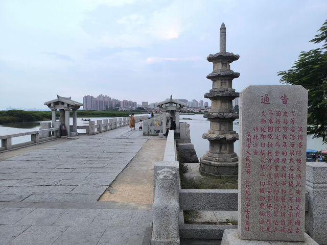 中國泉州 洛陽古街 古橋 弘一大師 老子石雕像 中國泉州 洛陽古街 古橋 弘一大師 老子石雕像