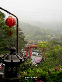 ไหว้พระในวันที่ฝนพรำ บรรยากาศสงบอย่างบอกไม่ถูก