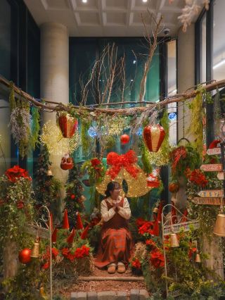 (Real time) What if a serious owner decorates a cafe for Christmas?