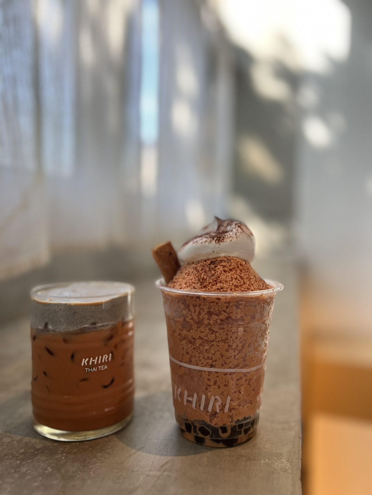 Day 1: Arrived at the airport early morning and booked the airport rail link directly to Asoka Hotel via Trip. The journey was quick and convenient without any transfers, and the hotel is located near a metro station, which perfectly aligns with the places I plan to visit during this trip.

First, I took the metro to the popular Thai milk tea shop KHIRI in Chinatown, then strolled to Song Wat Road in the Old Town area. This street is filled with narrow alleys, markets, boutique shops, coffee shops, and plenty of local snacks. The street-side food stalls are bustling and exude a vibrant local atmosphere.

[Photo Spots]
1. Song Wat Road has numerous photo-worthy spots, so be prepared to snap away! 😂

In the evening, I visited the newly opened mall Dusit Central Park, which has plenty of shops and eateries. For dinner, I enjoyed Hainanese chicken rice at Doo Table.

[Tips]
Enjoy the stunning sunset views of Bangkok at dusk.

Day 2: In the morning, I indulged in brunch at the charming Café Piccolo Vicolo, which is surrounded by small shops worth exploring. Then, I spontaneously decided to visit City of Massage for a foot massage. The service and environment were excellent, offering great value for money and instant relief from fatigue.

[Tips] The massage parlor only accepts cash.

For dinner, I revisited Sri Trat Restaurant and Bar, where their durian curry chicken is a unique dish. The restaurant is usually packed during dinner hours, so make sure to reserve a table. Afterward, I explored the nearby EmSphere and bought some snacks to enjoy back at the hotel.

Day 3: In the morning, I had breakfast at Shelterhood Brew & Chill, where I met the café's resident cat. Their simple yet high-quality menu, including coffee and avocado toast, was delightful and surprisingly affordable.

At noon, I returned to City of Massage for a 90-minute session, which included complimentary coconut water 🤭 Highly recommended! On the way, I passed by Gold Dior for a quick visit but didn’t go inside.

Next, I headed to Hotaru 119 Omakase & Izakaya near Sanampao metro station. This hidden gem offers affordable omakase, with a 14-course meal starting at just THB 999++ per person. The fresh ingredients and ceremonial dining experience were impressive.

Finally, I spent the evening shopping and dining around Siam before returning to the hotel to pack for an early flight the next morning. Staying at Asoka Hotel made it easy to reach the airport without waking up too early.

[Accommodation Recommendation]
Suggested area: Makkasan
Hotel name: Asoka Hotel
Hotel address: 1643/5 Phetchaburi Rd, Makkasan, Ratthewi, Bangkok 10400, Thailand