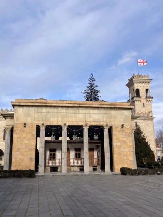 บ้านเกิดอันแสนเรียบง่ายของเผด็จการ 🏠⚡