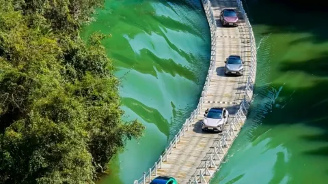 ถนนลอยน้ำกลางภูเขา National Geographicให้สวยที่สุด — traveler post in ฮั่นชวน