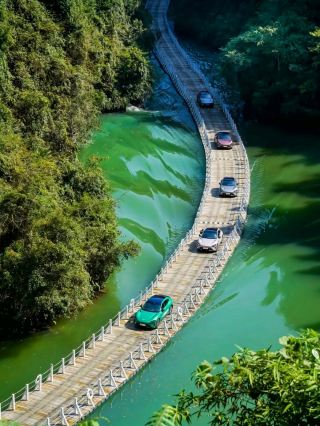 The floating road in the mountains is considered the most beautiful by National Geographic.