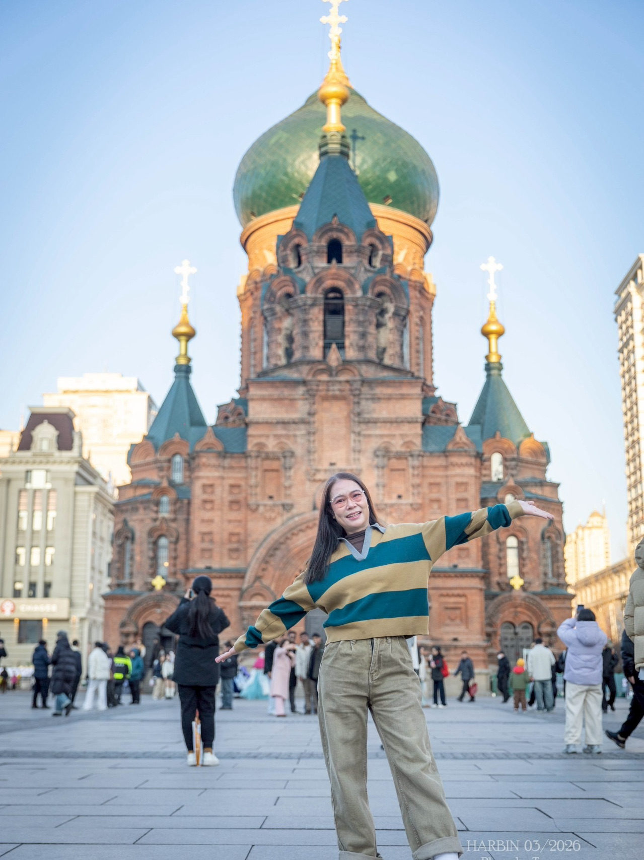 Who would believe that in Harbin there's a place that feels like you've been transported to Russia?
This is the Hagia Sophia Cathedral in Harbin, a magnificent red brick church with a green dome that's a must-see landmark in the city!
The first impression upon entering was amazement. The church is much larger and more striking than I expected. Especially if you go in winter… the white snow contrasting with the red brick is breathtaking! ❄️✨
There are so many photo opportunities!
📸 Straight-on shot = classic.
📸 Walking past = gives a candid European feel.
📸 Evening shot = the golden light reflecting off the church is stunning.
I recommend going in the evening to experience both the golden hour and the nighttime lights, creating an even more romantic atmosphere. 💡 #MustSeePlace