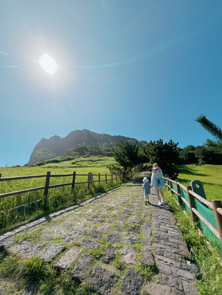 제주도 정상에서: 성산일출봉에서 바다 위로 떠오르는 첫 햇살을 감상하세요 🌋🌊
