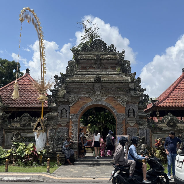 🎭 Step into History at Ubud Palace! 🏰✨