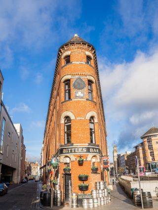 Belfast Highlights: Historic Pubs, River Views & City Landmarks