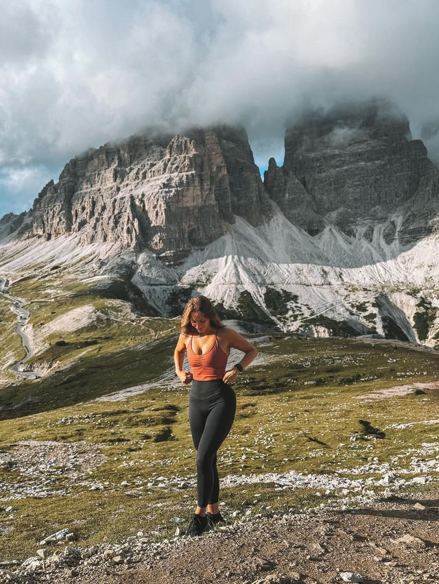 이탈리아 돌로미테의 트레 치메 디 라바레도(Tre Cime di Lavaredo) 방문은 매혹적인 자연 속에
