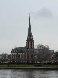 From medieval roots to modern marvels, Frankfurt is a city of contrasts ✨🇩🇪 