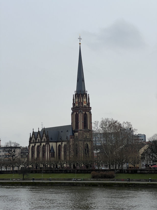 From medieval roots to modern marvels, Frankfurt is a city of contrasts ✨🇩🇪 