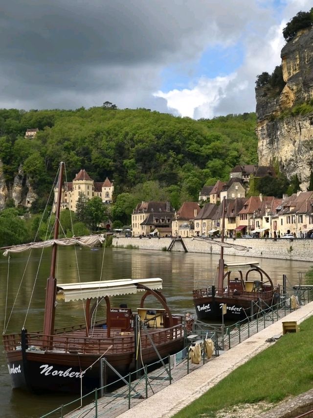 🏞️ Where the Cliff Meets the River – La Roque-Gageac, France