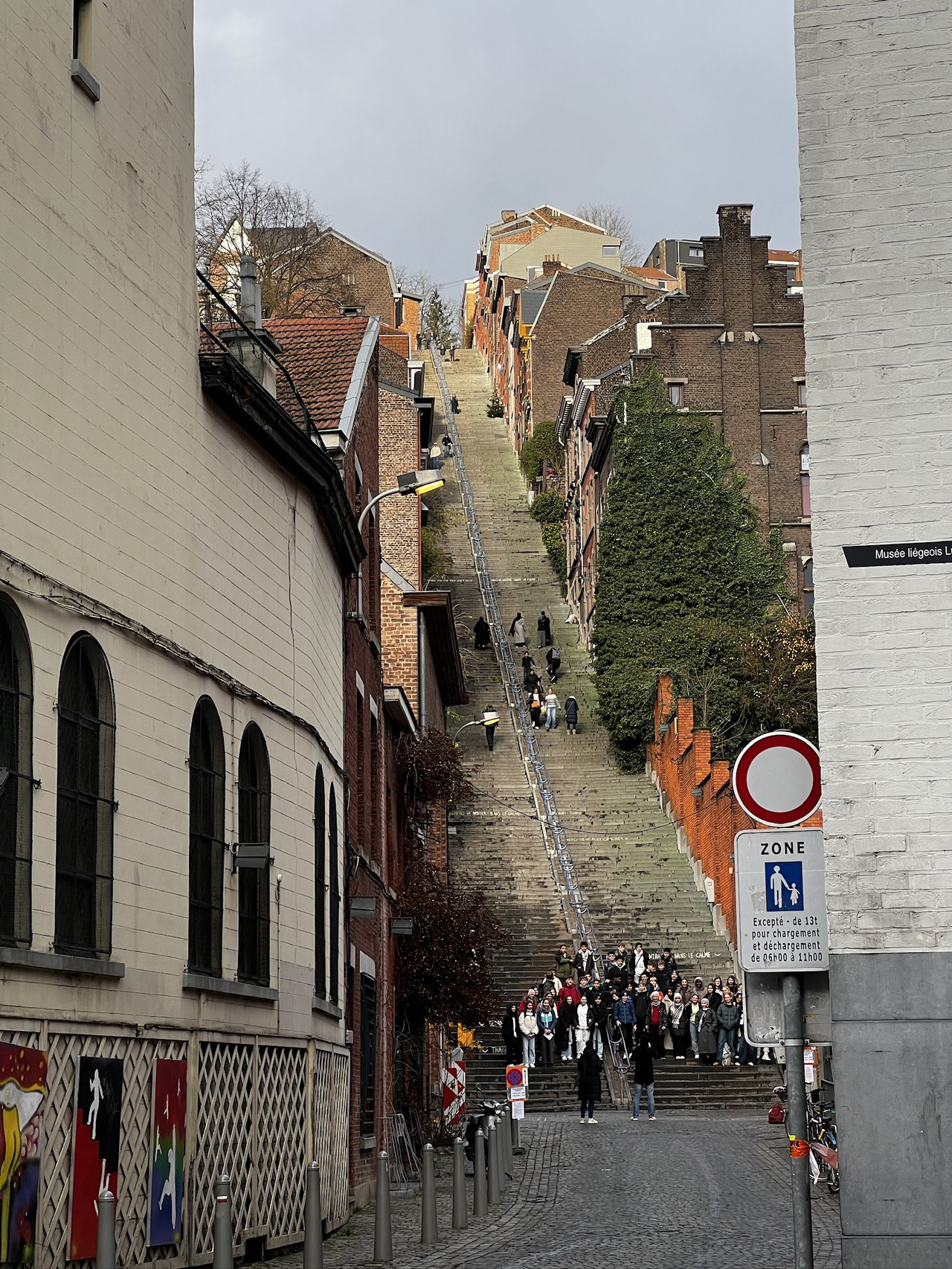 📍🇧🇪 พิชิตบันได 374 ขั้นอันเป็นสัญลักษณ์ — Montagne de Bueren บันไดสู่ตำนานแห่งเมือง Liège 🏰⛰️