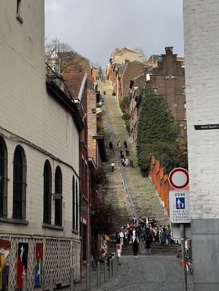 📍🇧🇪 พิชิตบันได 374 ขั้นอันเป็นสัญลักษณ์ — Montagne de Bueren บันไดสู่ตำนานแห่งเมือง Liège 🏰⛰️